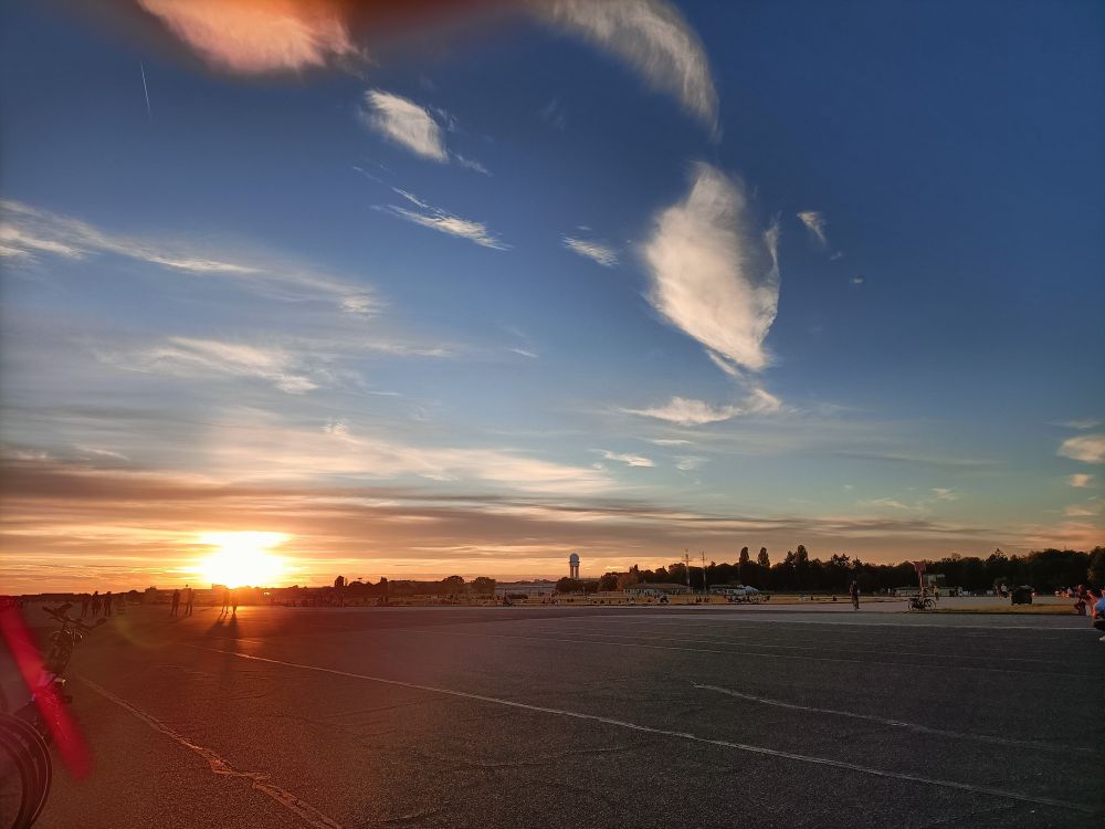 Sonnenuntergang auf dem Tempelhofer Feld