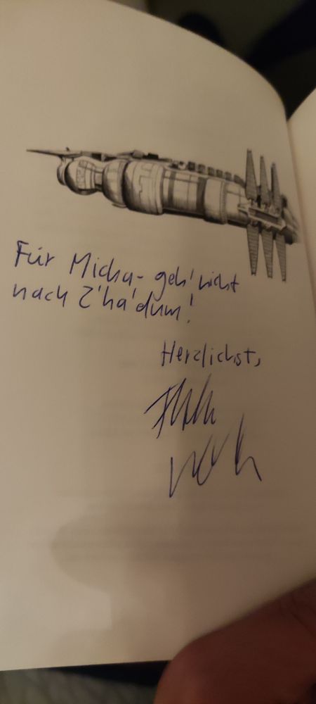 Eine Widmung: Für Micha - geh nicht nach Z'ha'dum! Herzlichst Thorsten Walch.
Im dritten Band der Babylon 5 Chronik.