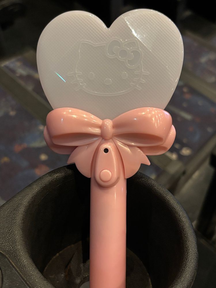 ドリンクホルダーにミラクルハートライトを突き刺している