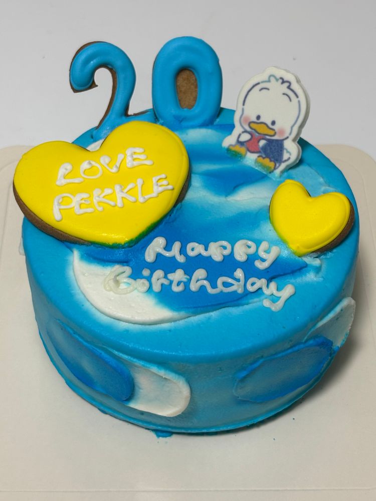 happy birthdayとかかれたペックルのセンイルケーキ