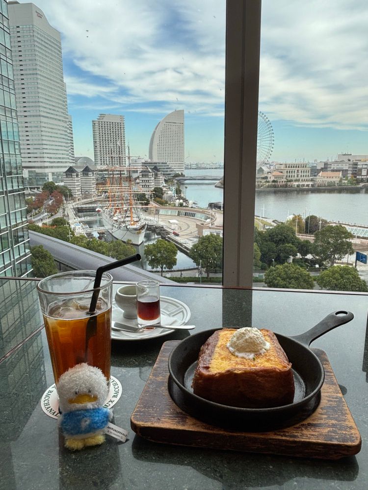 カフェでフレンチトーストを食べている　ペックルぬい