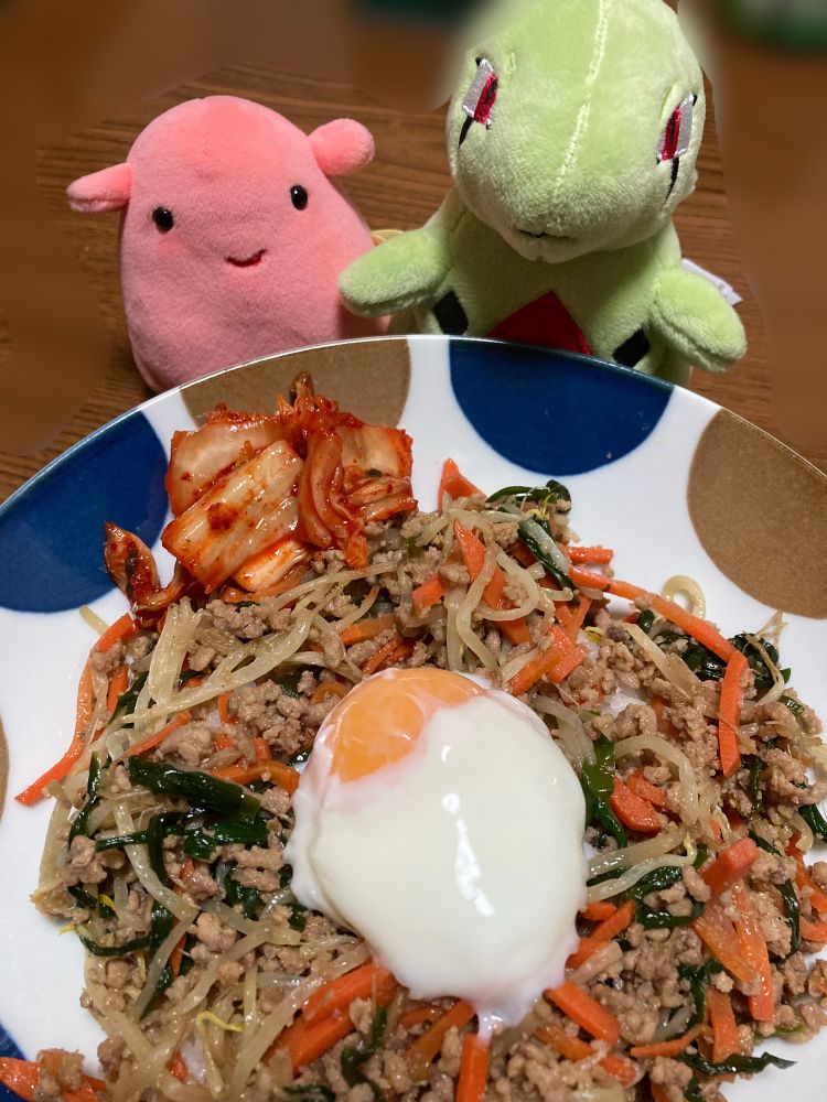 ビビンバ丼を囲むヨーギラスとメンダコ