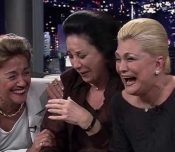 Foto das atrizes Nair Belo, Lolita Rodrigues e da apresentadora Hebe Camargo rindo durante uma entrevista icônica no programa do Jô Soares.