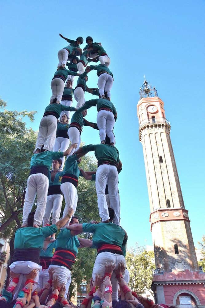 5 de 8 dels castellers de Sabadell a la Plaça de la Vila de Gràcia