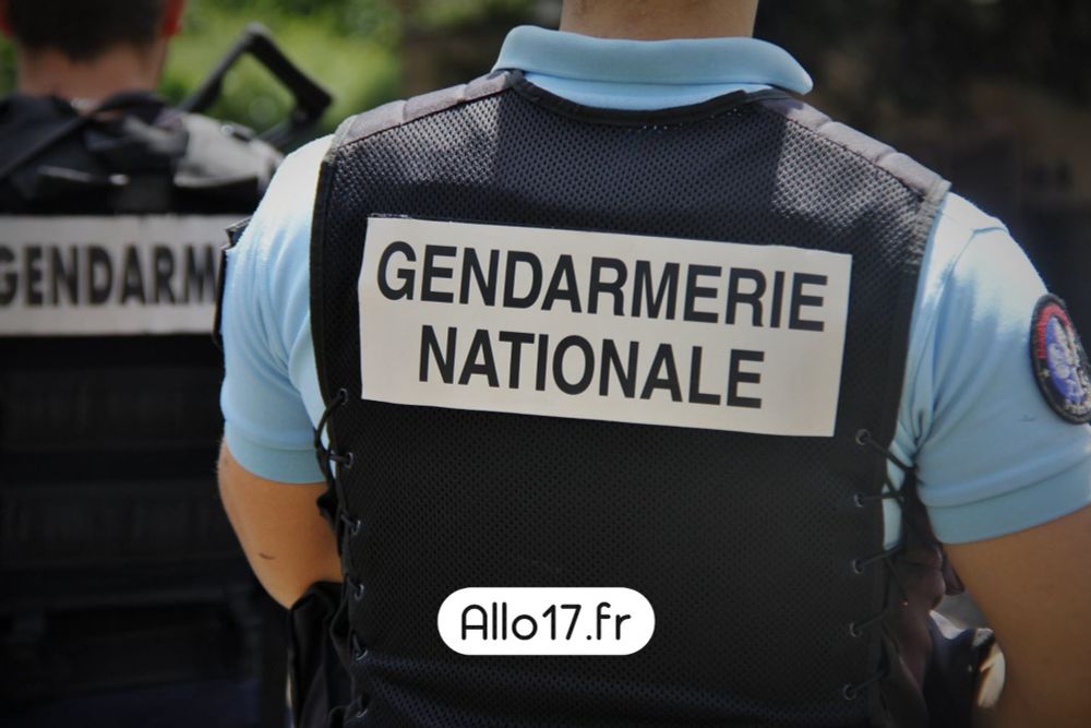 Annonay : Un jeune adolescent cagoulé et armé d’un pistolet factice vole un bureau de tabac - Allo17.fr