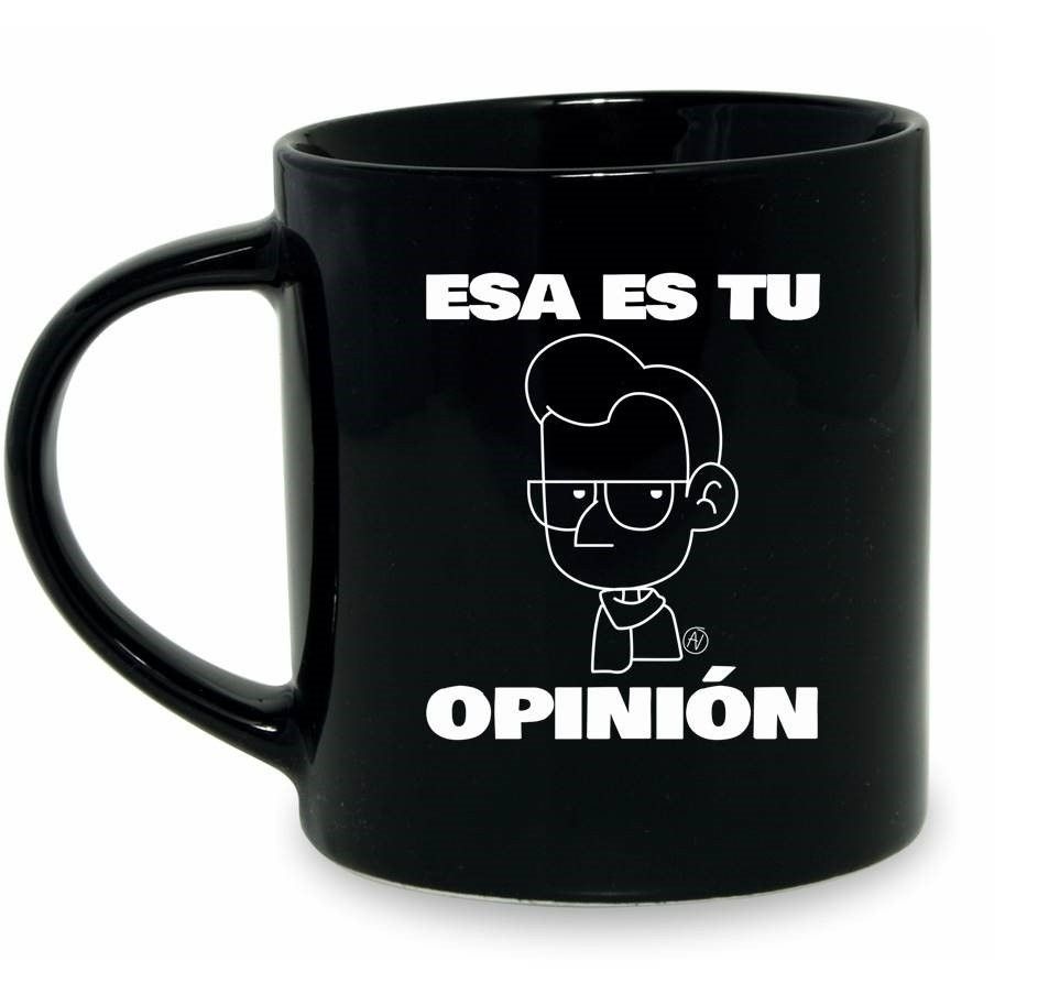 Taza de Andrés Trasado en negro con su avatar y el texto ESA ES TU OPINIÓN 