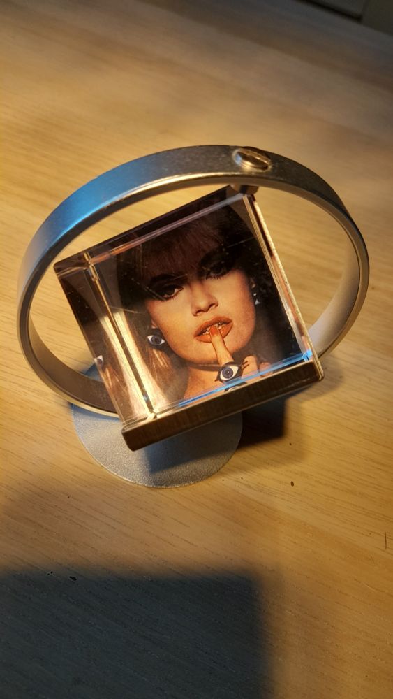 Porte photo 70s en cube de métal avec sur une face le visage de Marisa Mell