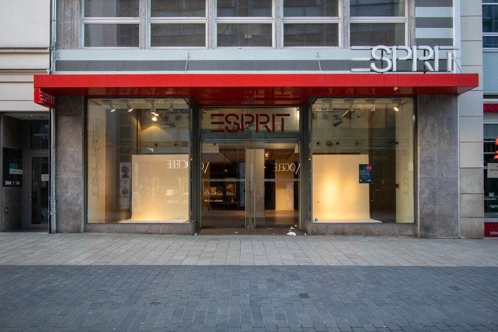 Eine Ladenfront von ESPRIT mit leeren Schaufenstern und Ladengeschäft.
