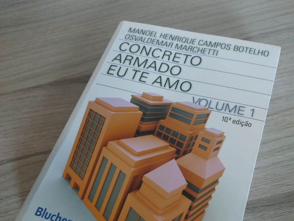 Foto do livro "Concreto Armado, Eu Te Amo" (Vol. 1, 10 ed.), de Manoel Botelho e Osvaldemar Marchetti, sobre uma mesa de madeira.