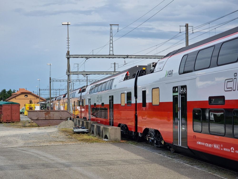 Side view of a Cityjet Kiss (4736) parked in Oberaach