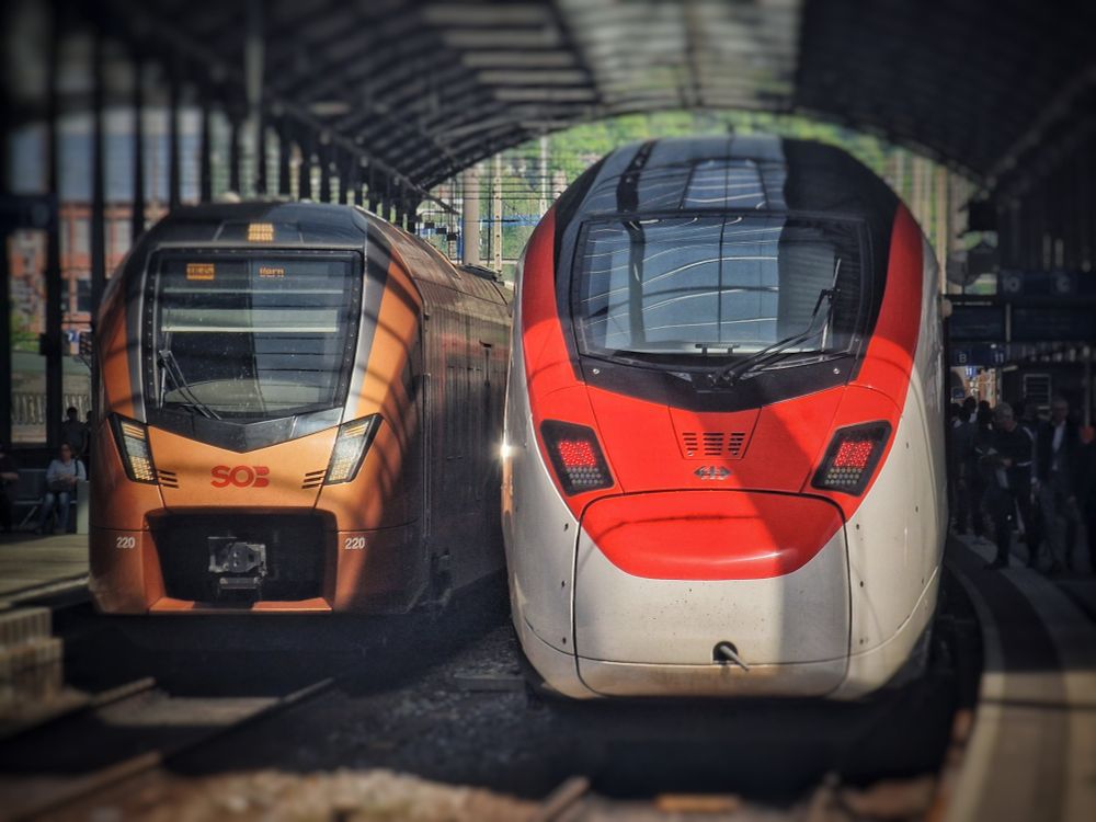 An SBB RABe 501 "Giruno" and an SOB RABe 526 "Traverso" await departure at Olten station