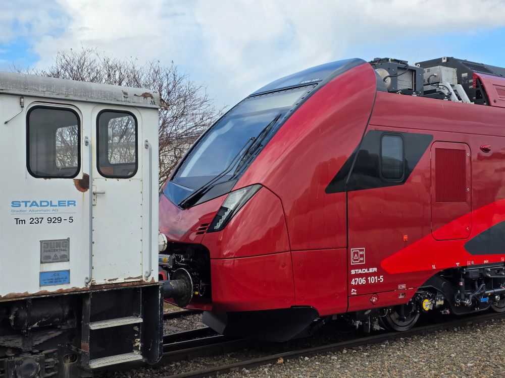 Front three-quarter view of an ÖBB 4706 "Railjet Kiss" at the Stadler Rail factory in Altenrhein