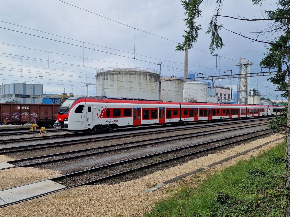 Three-quarter view of a RegionAlps RABe 533 coupled to an SBB RABe 531 in Frauenfeld