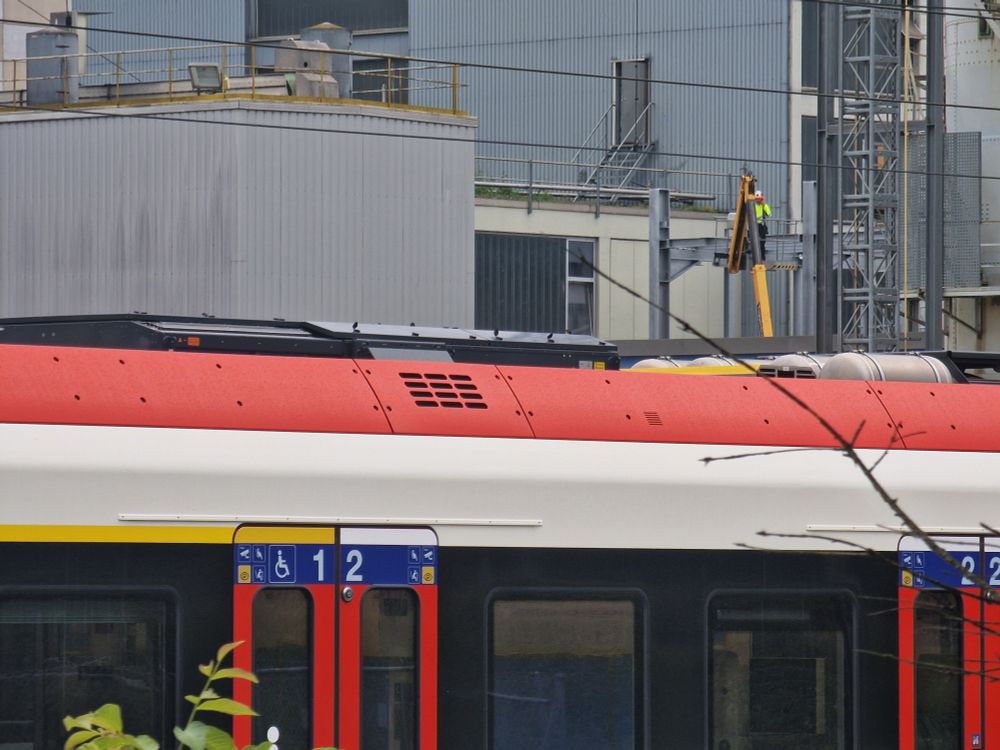 Close-up of the roof panels of an SBB RABe 531 that elegantly hide the roof mounted electronics giving the Flirt Evo a sleek look