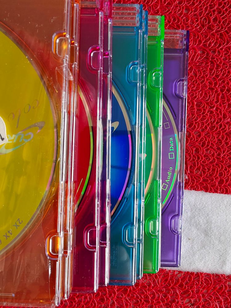 Photo de plusieurs cd empilé l'un sur l'autre
5 couleurs
Jaune
Rose
Bleu
Vert
Violet 