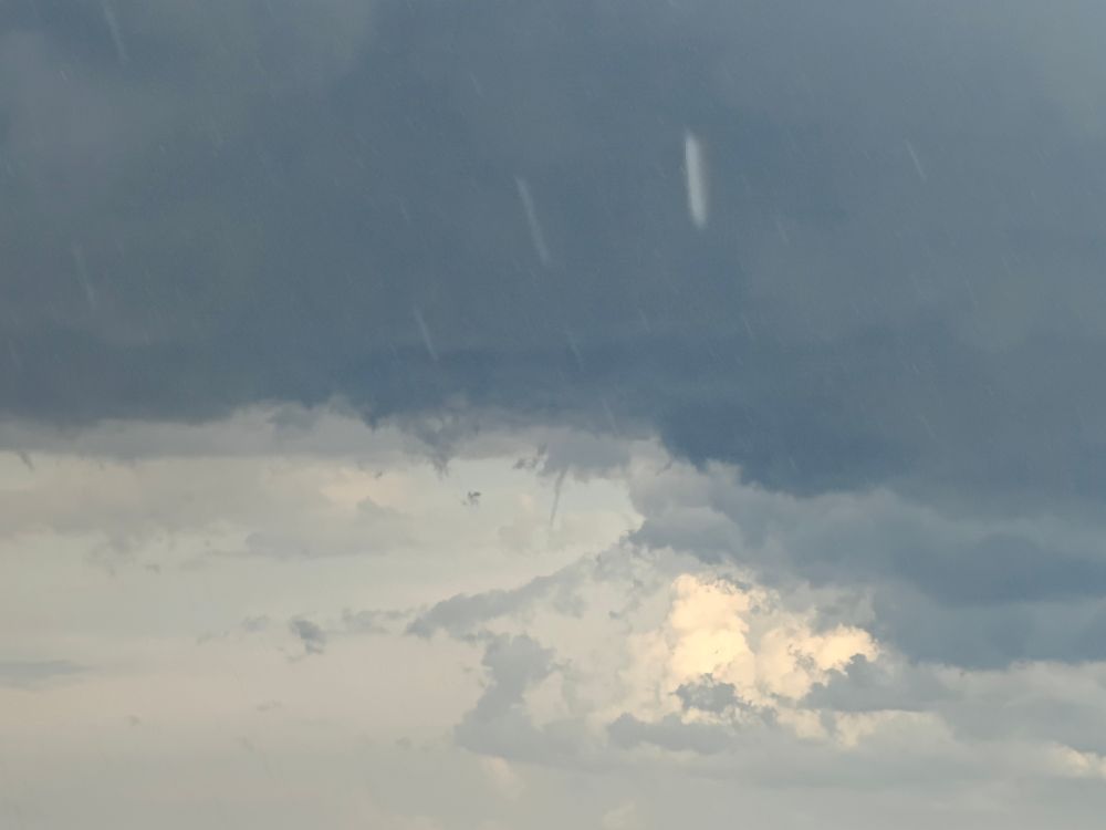 Ciel d'orage
Gris bleu
Sur la droite : 2 petits nuages blancs