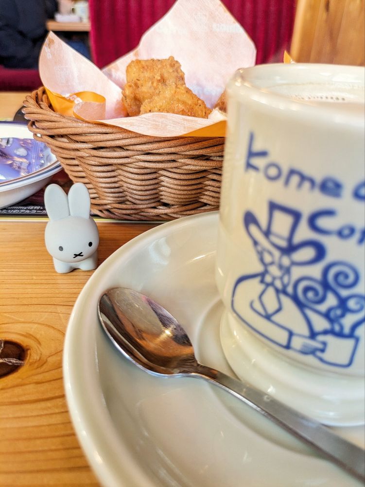 コメダコーヒーにて
カフェオーレ、コメチキの写真