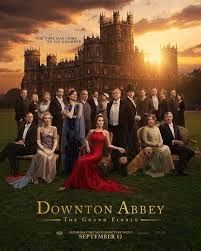 Cartaz do filme Downtown Abbey, com o elenco reunido em frente ao castelo 