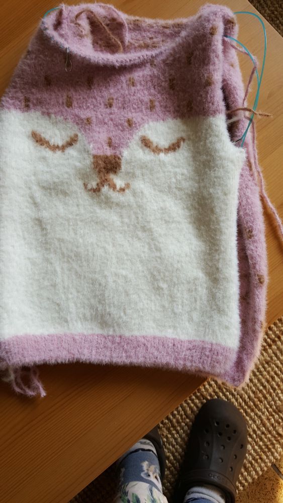 sweater with bear face. Knitted with pink fluffy wool with brown dots. The bear face is white. Nose and eyes are made with brown wool.
Wool used is Phildar Phil Romance