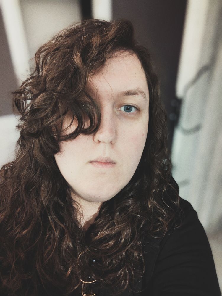 Picture of a woman with gorgeous curly hair