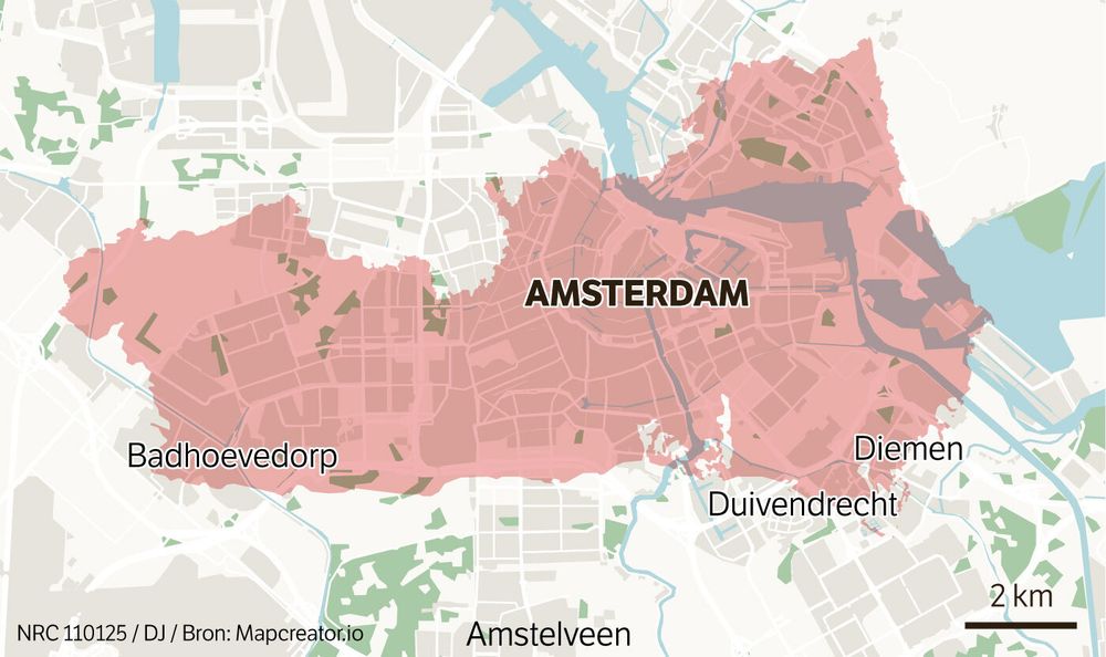 De grootste brandhaard bij LA geprojecteerd op de kaart van Amsterdam. De vuurzee loopt van Ransdorp en IJburg tot aan Zwanenburg.
