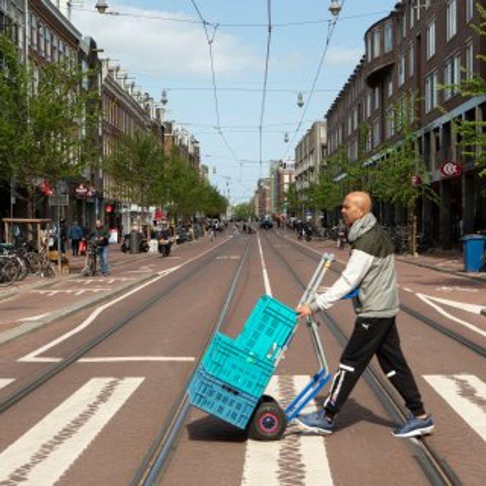 Tientallen winkels en horecazaken Kinkerstraat uur lang dicht door stroomstoring