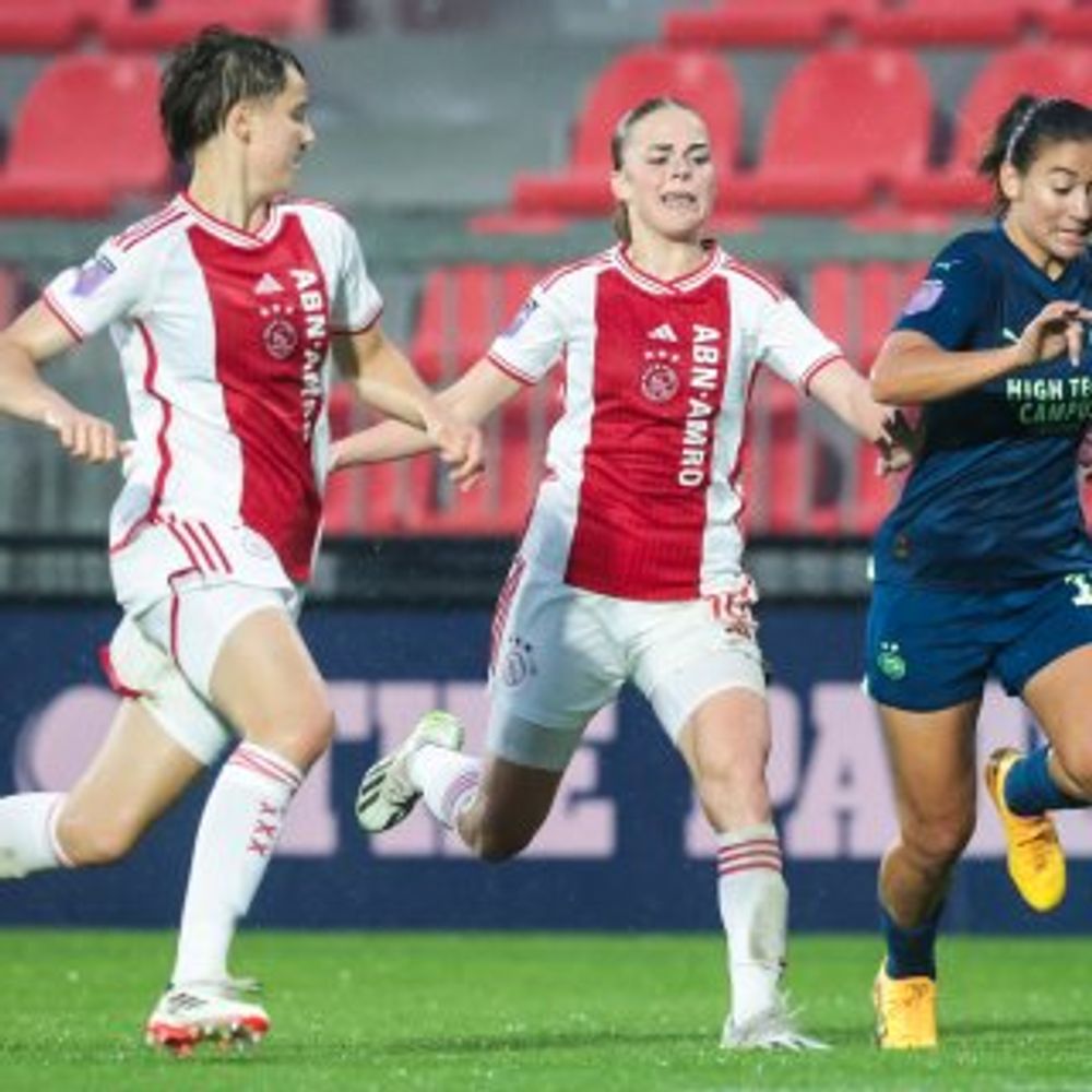 Viertal verlengingen bij de Ajax Vrouwen