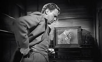 Más planos de listillo. Cotten en su camarote, pensando donde esconder la pistola, un espejo de fondo nos permite ver ambos lados del rostro del actor y (supuestamente, deberíamos ver también la cámara). Cotten en plano medio, en un camarote estrecho con paredes de madera, lleva un cigarrillo en la boca y esconde una pistola en la parte trasera del pantalón. Al fondo un espejo situado sobre una cómoda nos muestra el otro lado del rostro del protagonista.