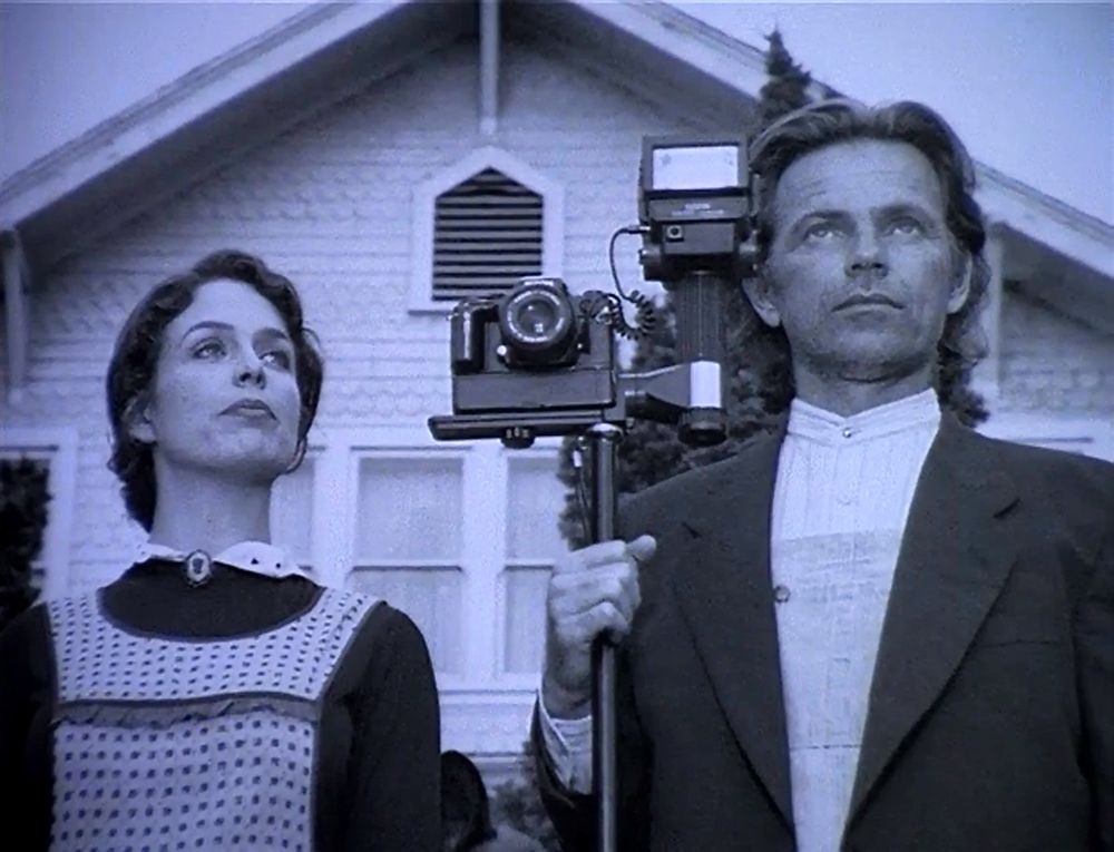 Homenaje al famoso cuadro American Gothic de Grant Wood en el piloto: en una foto en blanco y negro Ed Greenwood como Tom Veil y Megan Gallagher como su mujer Alyson, posan delante de la fachada de una casa, mirando al frente, con gesto serio y ropa de granjeros antiguos. Sin embargo él sustituye la horca del cuadro original por una cámara fotográfica.  