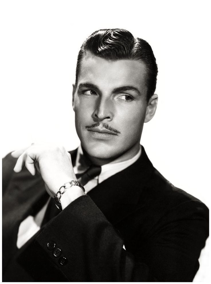 Algunos "guapos" de la época con el bigotillo: retrato de estudio de Buster Crabbe (que interpretó a Tarzán y Flash Gordon sin complemento capilar)