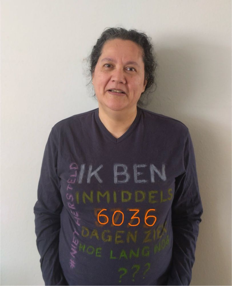 Portret van mij. Ik heb een t-shirt aan met daarop de tekst: “ik ben inmiddels 5775 dagen ziek. Hoe lang nog???”
Naast de tekst staat verticaal geschreven: “#NietHersteld”
De foto is bewerkt. Over de 5775 is het getal 6036 geschreven. 