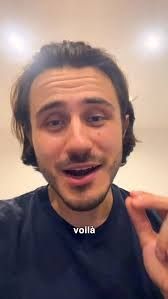 Un homme disant voilà 