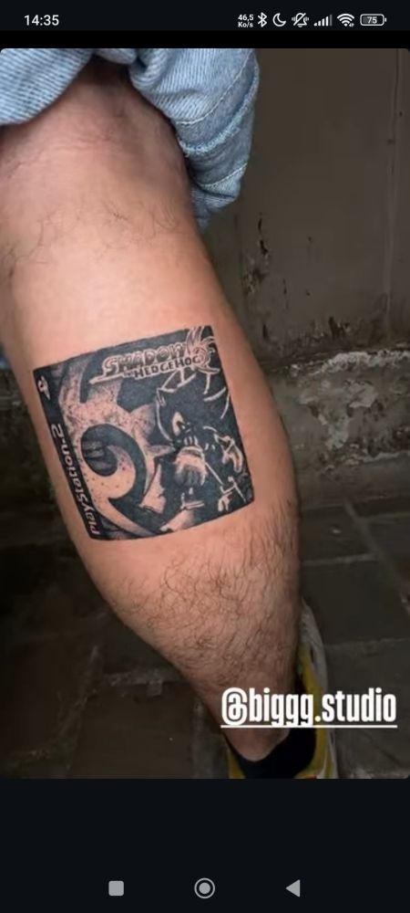 Un tatouage de shadow the hedgehog