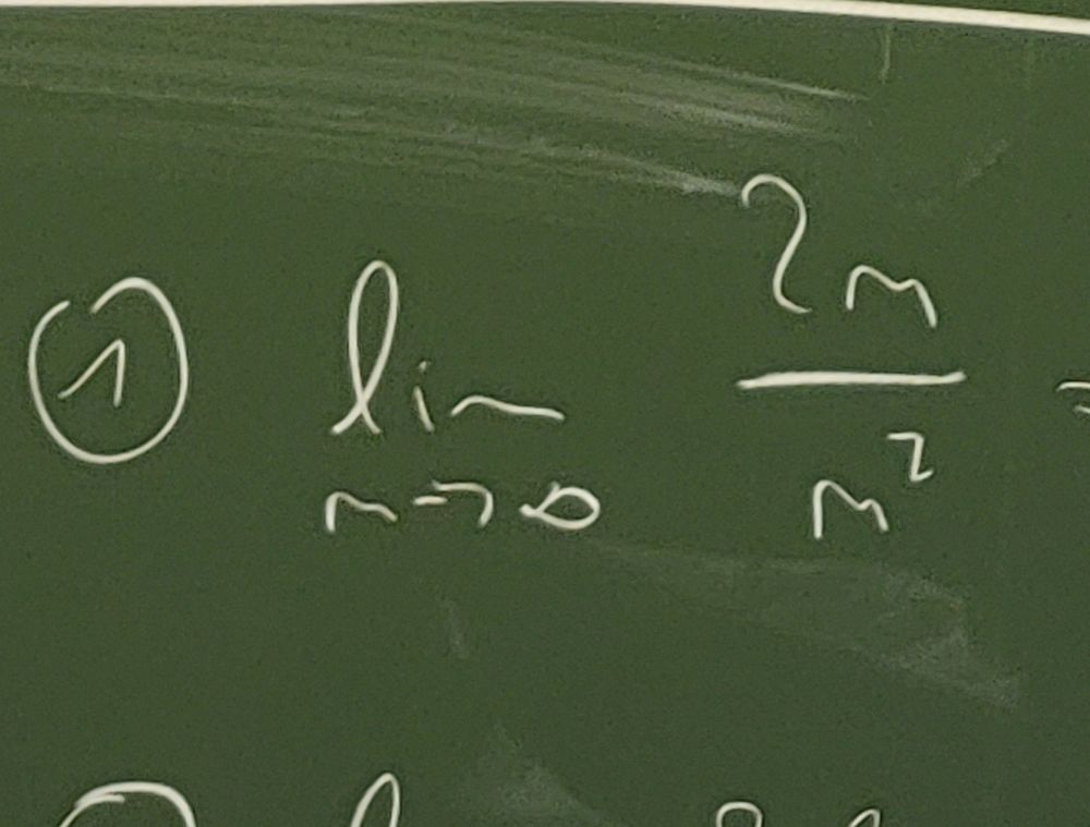 eine Tafel an der steht 1. lim m-> unendlich von 2*n/(n^2). die n's sehen aus wie m's, das unendlichzeichen wie ein kreis und das m in lim wie ein horizontaler strich