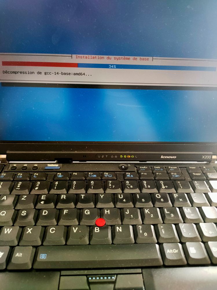 Photo de mon vieux X200 Lenovo en train d'installer debian 13