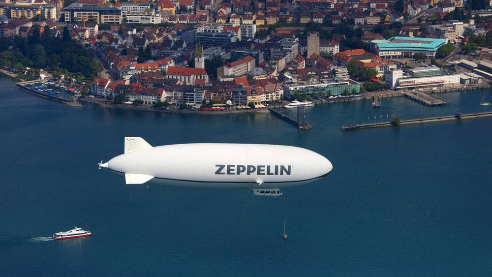 Les derniers zeppelins du monde survolent la Suisse - Le Temps