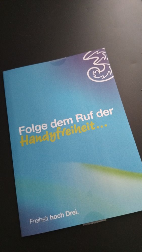 Prospekt von Drei mit dem Slogan "Folge dem Ruf der Handyfreiheit..."