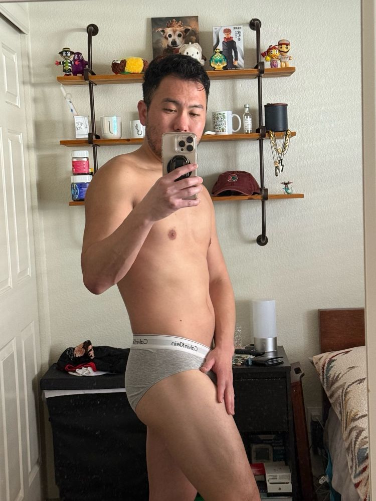 Jon Jeo posing in underwear like a little sloot