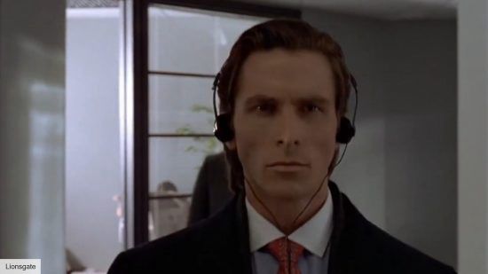 Christiane Bale walling down a hallway with headphones on. Screenshot from „American Psycho“
