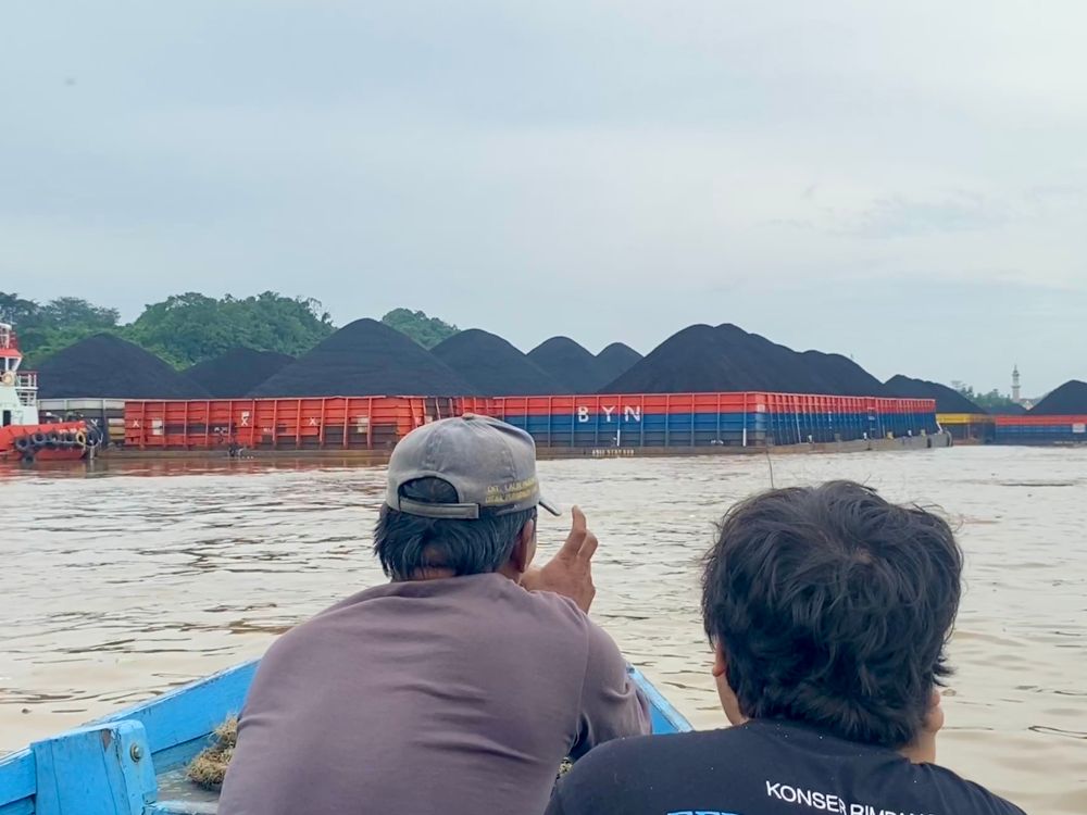 Photo of coal barges in East Kalimantan, Indonesia. 