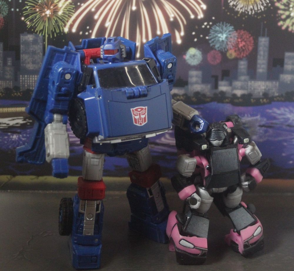 Pullback with my partner's TFsona, Parcel.