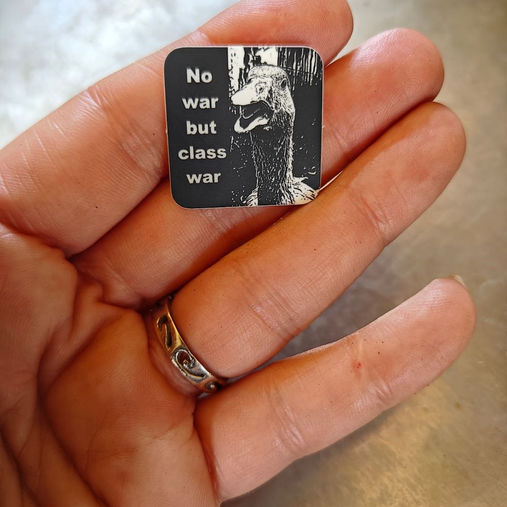 A stupidly tiny sticker with a goose yelling no war but glass war