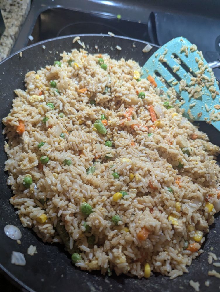 OH MY GOD I MADE WAYYY TOO MUCH SOMEONE COME HELP ME PLEASE THIS IS A LITERAL CRY FOR HELP I HAVE TOO MUCH FRIED RICE