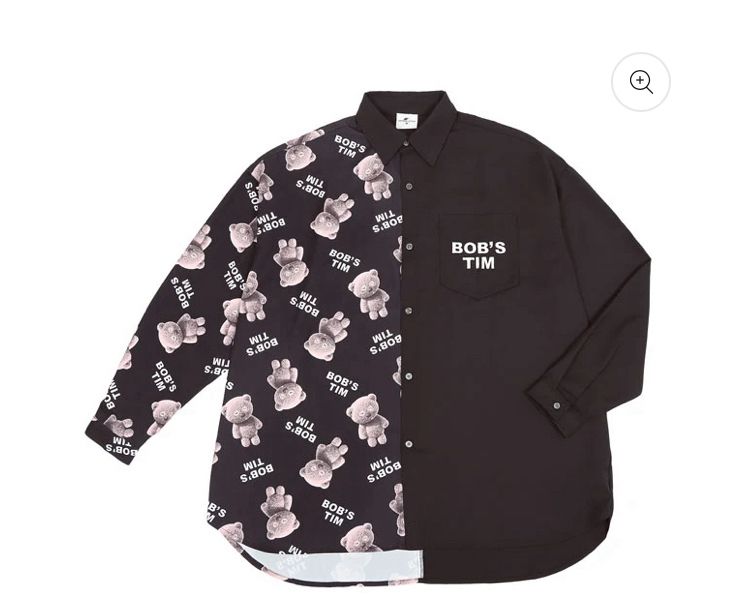 黒地の襟付き長袖シャツ。ミニオングッズ。左半分はモノトーンの熊のぬいぐるみとBOB’S TIMの文字が色んな角度でが沢山プリントされていて、右半分は胸元にBOB’S TIMのみ印字されている。文字は白っぽい色。
