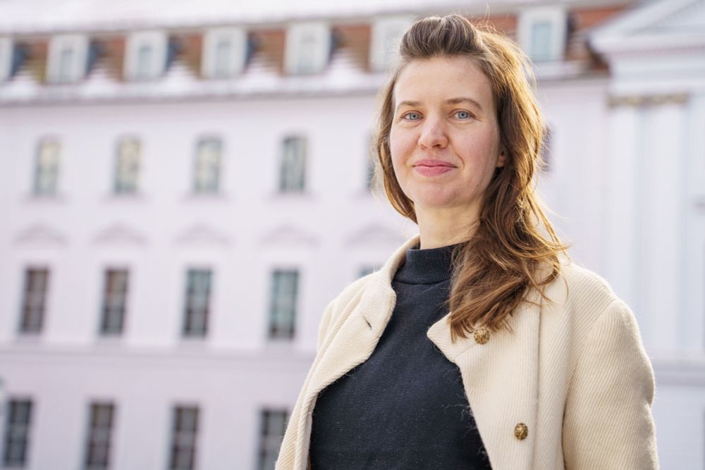 Dr. Elisbath Flucher im Porträt vor dem Hauptgebäude der Universität Greifswald