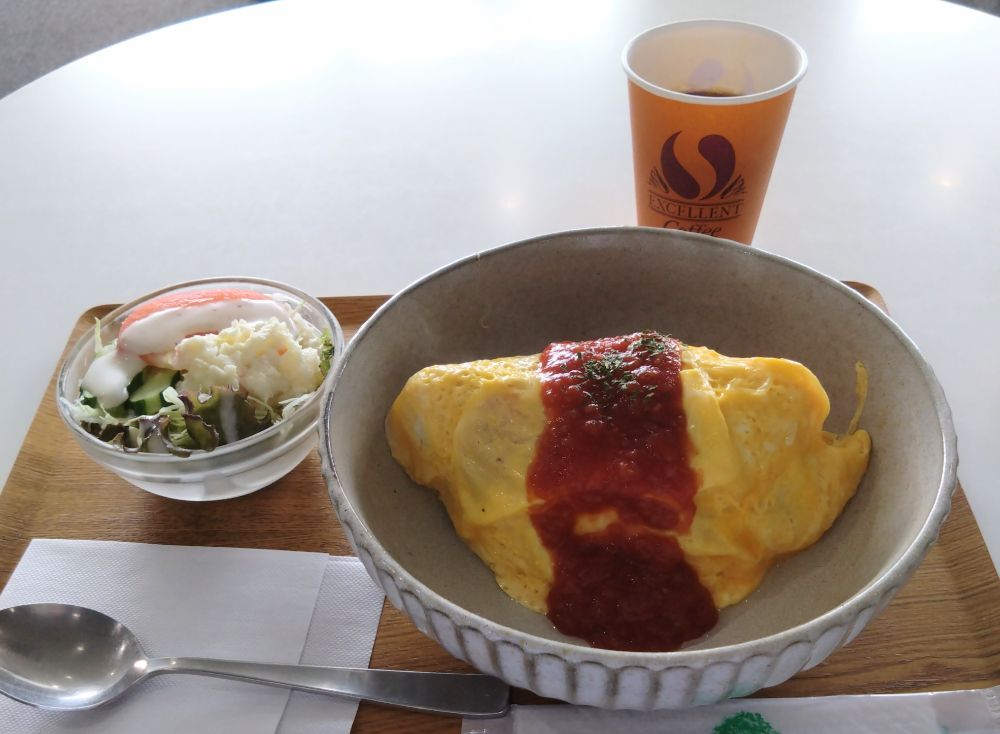 オムライスとサラダとコーヒー