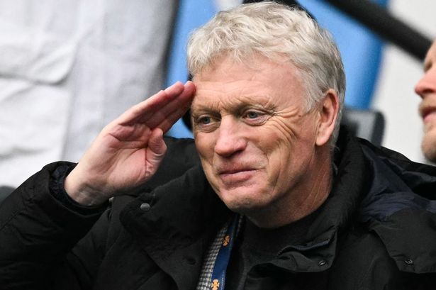 David Moyes saluting