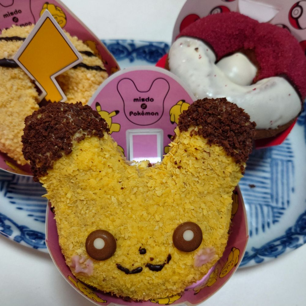 ミスドのピカチュウドーナツと、ピカの尻ドーナツと、知らないキャラのドーナツ。