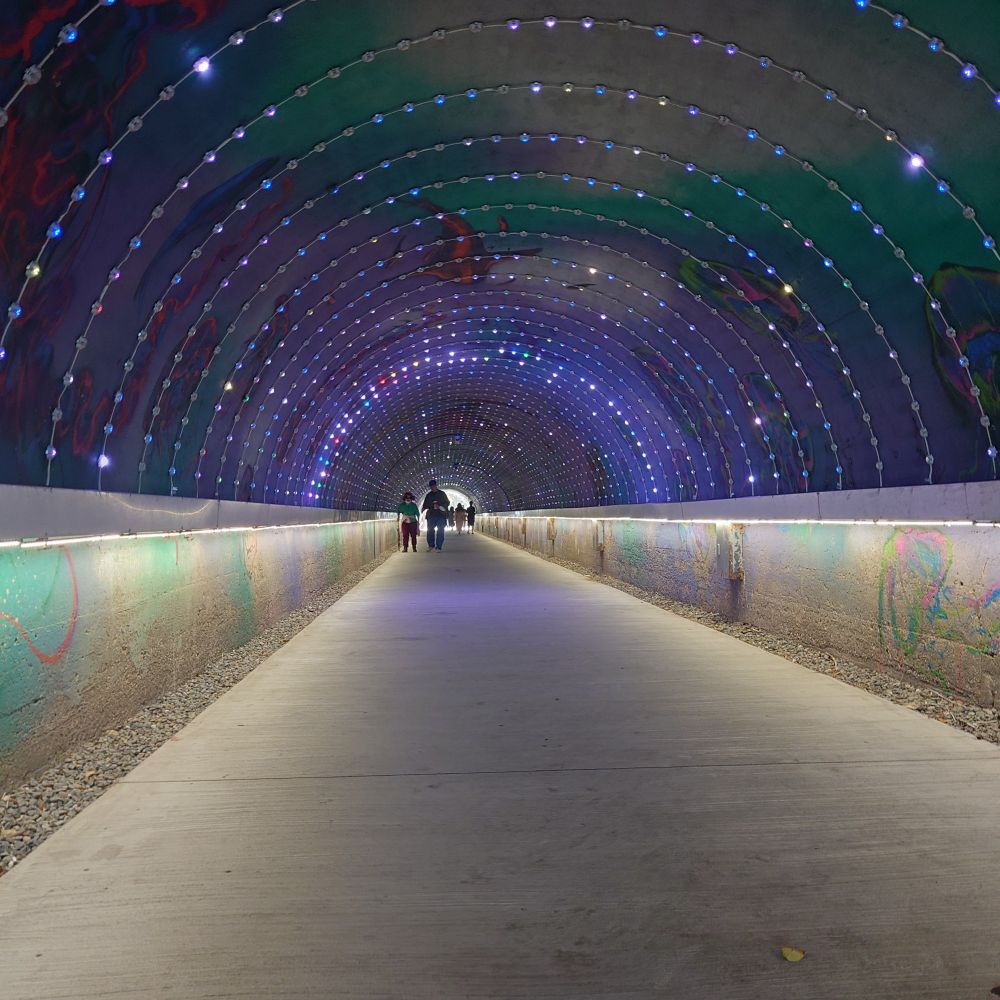 海沿いにあった観光トンネル。イルミネーションが綺麗だった。
