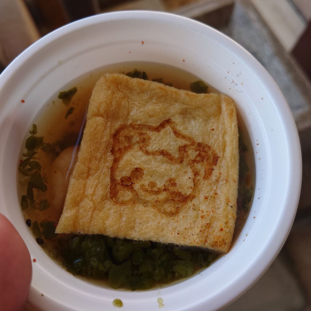 たかたのゆめちゃんのめかぶスープ。玄米の団子がきりたんぽみたいで香ばしくてとても美味しかった…！